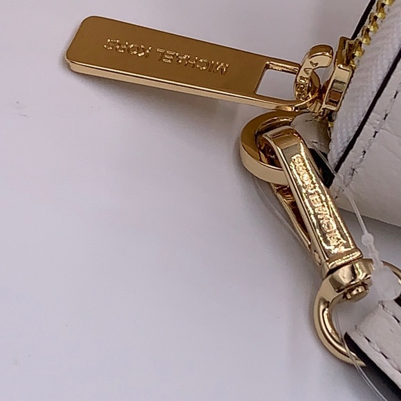 MICHAEL KORS LARGE TRAVEL CONTINENTAL WRISTLET WALLET OPTIC WHITE COLOR
NWT - Picture 12 of 16